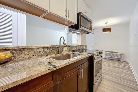 Condo in Tampa, Florida, 1 bedroom  № 1916754 - photo 7