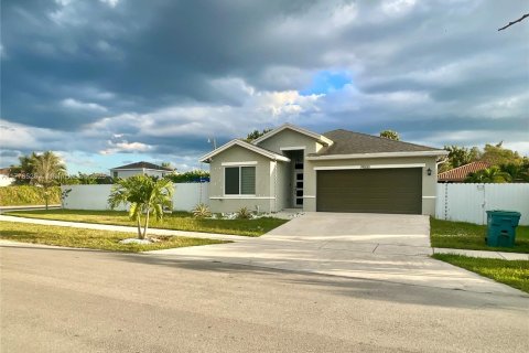 House in Homestead, Florida 4 bedrooms № 1698876 - photo 1