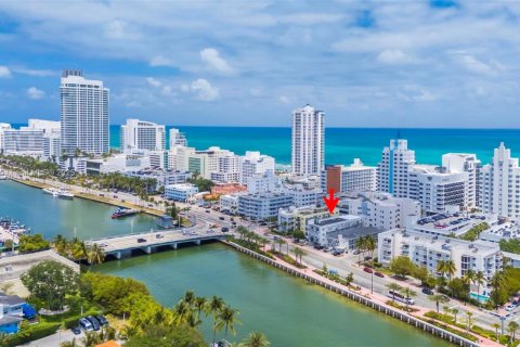 Condominio en venta en Miami Beach, Florida, 37.25 m2 № 1785798 - foto 1