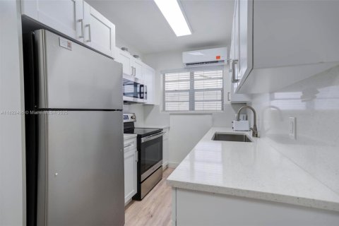 Condominio en venta en Miami Beach, Florida, 37.25 m2 № 1785798 - foto 9