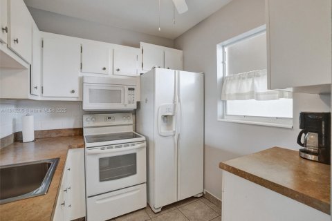 Condo in Lauderdale Lakes, Florida, 1 bedroom  № 1775257 - photo 7