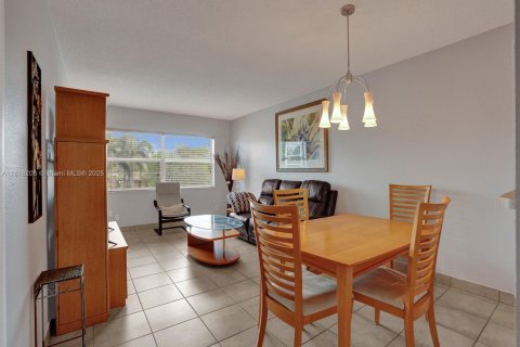 Condo in Lauderdale Lakes, Florida, 1 bedroom  № 1775257 - photo 10