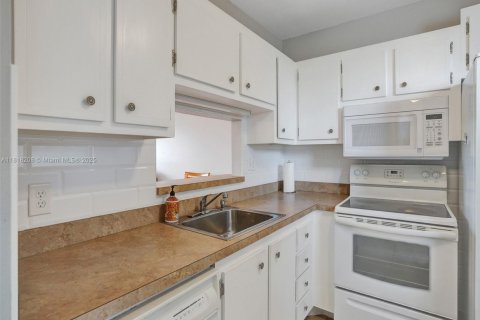 Condo in Lauderdale Lakes, Florida, 1 bedroom  № 1775257 - photo 4