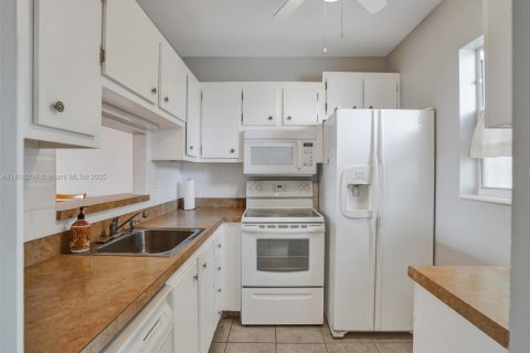 Condo in Lauderdale Lakes, Florida, 1 bedroom  № 1775257 - photo 6