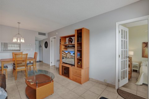 Condo in Lauderdale Lakes, Florida, 1 bedroom  № 1775257 - photo 27