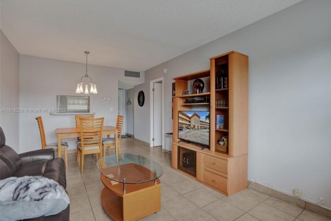 Condo in Lauderdale Lakes, Florida, 1 bedroom  № 1775257 - photo 26