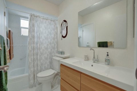 Condo in Lauderdale Lakes, Florida, 1 bedroom  № 1775257 - photo 2