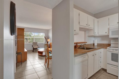Condo in Lauderdale Lakes, Florida, 1 bedroom  № 1775257 - photo 5