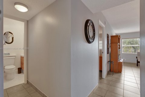 Condo in Lauderdale Lakes, Florida, 1 bedroom  № 1775257 - photo 21