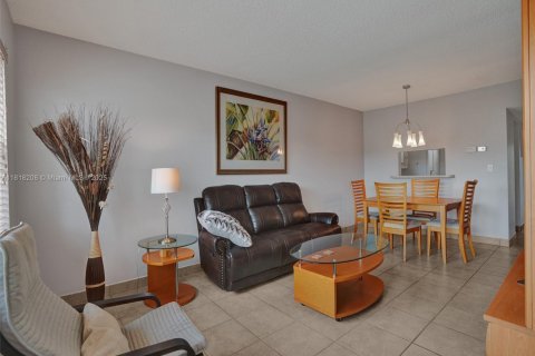 Condo in Lauderdale Lakes, Florida, 1 bedroom  № 1775257 - photo 25