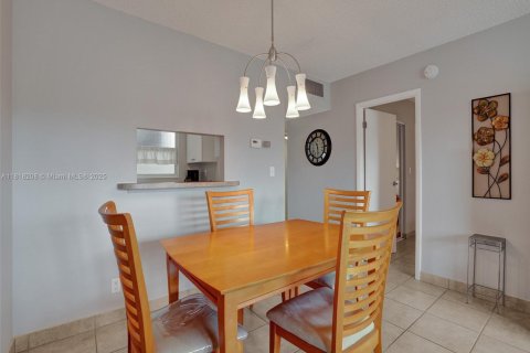 Condo in Lauderdale Lakes, Florida, 1 bedroom  № 1775257 - photo 14