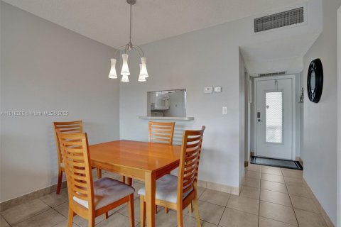 Condo in Lauderdale Lakes, Florida, 1 bedroom  № 1775257 - photo 13