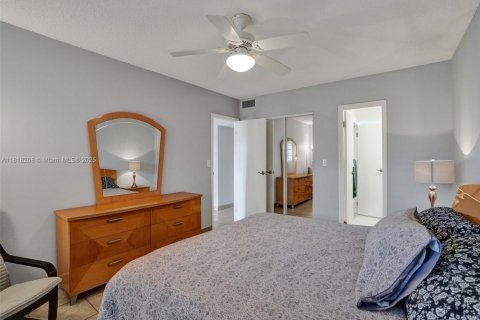 Condo in Lauderdale Lakes, Florida, 1 bedroom  № 1775257 - photo 17