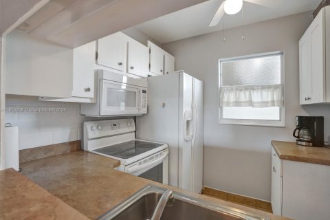 Condo in Lauderdale Lakes, Florida, 1 bedroom  № 1775257 - photo 11