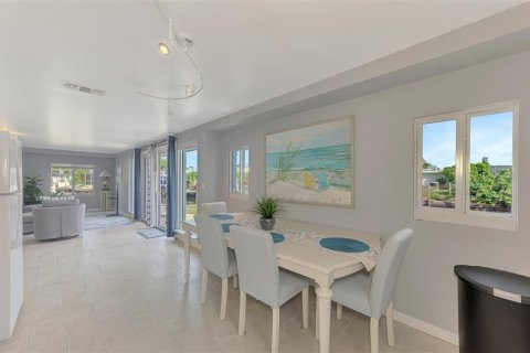 Villa ou maison à vendre à Sarasota, Floride: 2 chambres, 113.15 m2 № 2400962 - photo 16