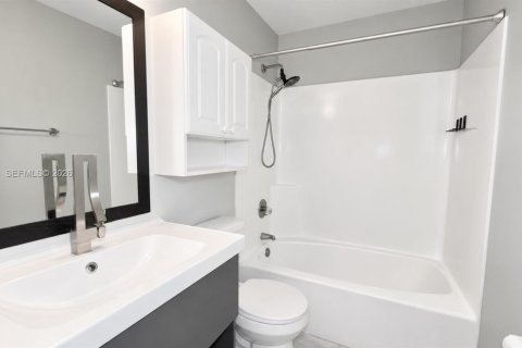 Casa en venta en Lauderhill, Florida, 3 dormitorios, 111.2 m2 № 2365205 - foto 9