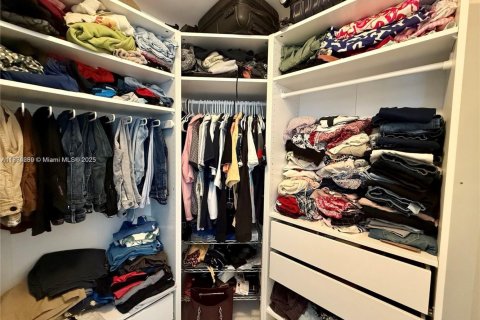 Condo in Miami, Florida, 2 bedrooms  № 1978540 - photo 8