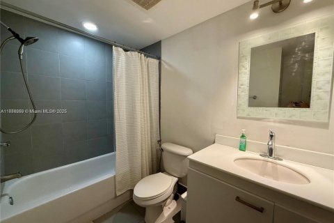 Condo in Miami, Florida, 2 bedrooms  № 1978540 - photo 10