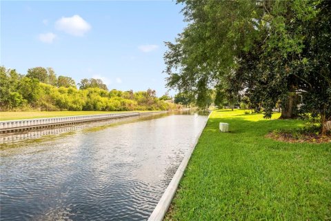 Townhouse in Winter Haven, Florida 2 bedrooms, 130.71 sq.m. № 2091886 - photo 29
