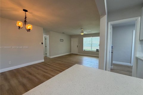 House in Hollywood, Florida 4 bedrooms, 156.82 sq.m. № 2062513 - photo 5