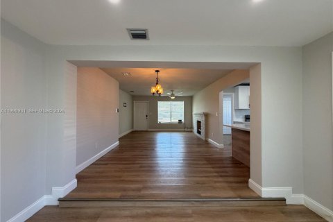 House in Hollywood, Florida 4 bedrooms, 156.82 sq.m. № 2062513 - photo 3
