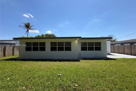House in Hollywood, Florida 4 bedrooms, 156.82 sq.m. № 2062513 - photo 17