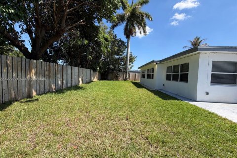 House in Hollywood, Florida 4 bedrooms, 156.82 sq.m. № 2062513 - photo 16