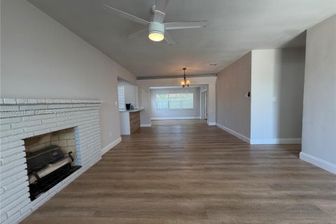 House in Hollywood, Florida 4 bedrooms, 156.82 sq.m. № 2062513 - photo 2