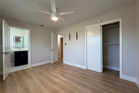 House in Hollywood, Florida 4 bedrooms, 156.82 sq.m. № 2062513 - photo 10