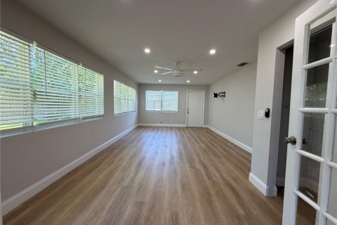 House in Hollywood, Florida 4 bedrooms, 156.82 sq.m. № 2062513 - photo 8