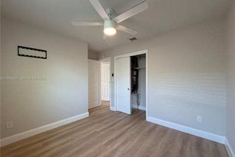 House in Hollywood, Florida 4 bedrooms, 156.82 sq.m. № 2062513 - photo 14