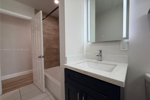 House in Hollywood, Florida 4 bedrooms, 156.82 sq.m. № 2062513 - photo 13