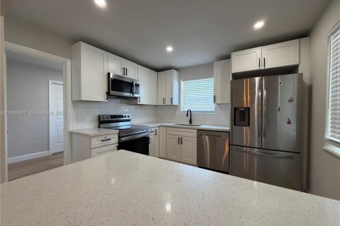 House in Hollywood, Florida 4 bedrooms, 156.82 sq.m. № 2062513 - photo 4
