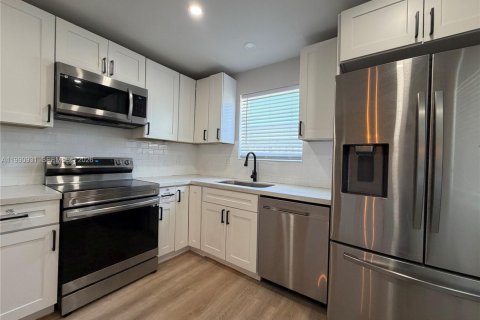 House in Hollywood, Florida 4 bedrooms, 156.82 sq.m. № 2062513 - photo 6