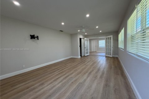 House in Hollywood, Florida 4 bedrooms, 156.82 sq.m. № 2062513 - photo 9