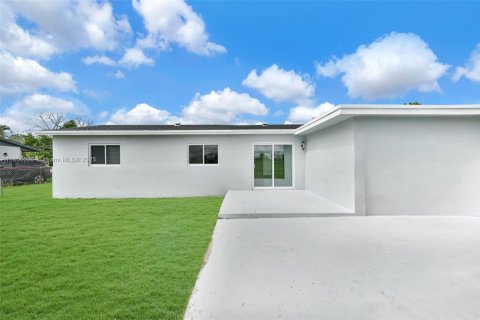 House in Miami Gardens, Florida 4 bedrooms, 94.02 sq.m. № 1882251 - photo 10