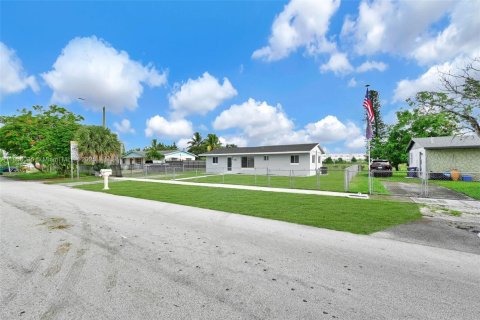House in Miami Gardens, Florida 4 bedrooms, 94.02 sq.m. № 1882251 - photo 5