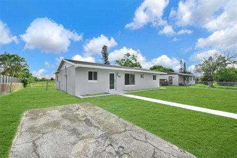 House in Miami Gardens, Florida 4 bedrooms, 94.02 sq.m. № 1882251 - photo 6