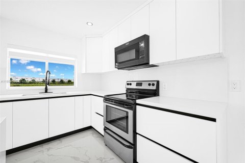 House in Miami Gardens, Florida 4 bedrooms, 94.02 sq.m. № 1882251 - photo 13