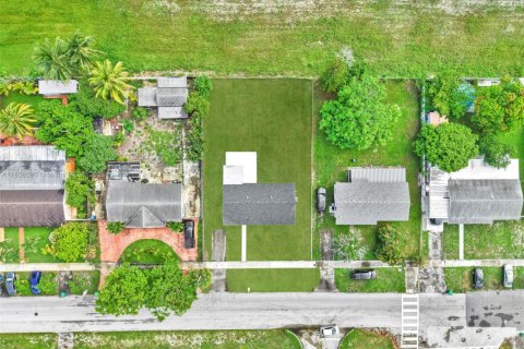 House in Miami Gardens, Florida 4 bedrooms, 94.02 sq.m. № 1882251 - photo 2