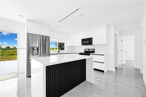 House in Miami Gardens, Florida 4 bedrooms, 94.02 sq.m. № 1882251 - photo 15