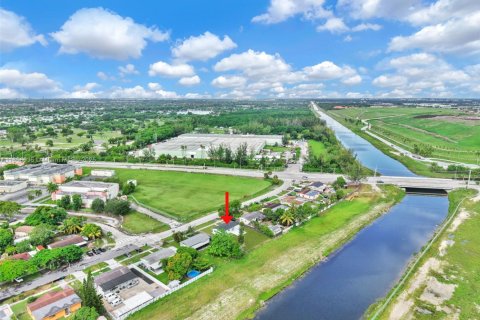 House in Miami Gardens, Florida 4 bedrooms, 94.02 sq.m. № 1882251 - photo 3