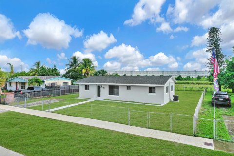 House in Miami Gardens, Florida 4 bedrooms, 94.02 sq.m. № 1882251 - photo 1