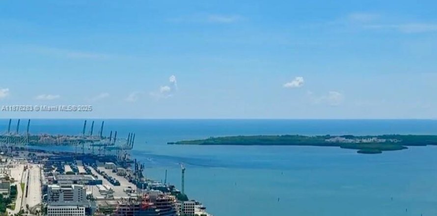 Condominio en Miami, Florida, 1 dormitorio  № 1929472