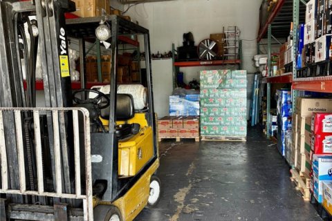 Propiedad comercial en venta en Medley, Florida № 1988159 - foto 15