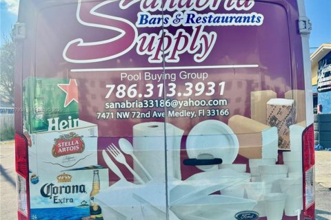 Propiedad comercial en venta en Medley, Florida № 1988159 - foto 1