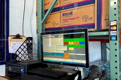 Propiedad comercial en venta en Medley, Florida № 1988159 - foto 9