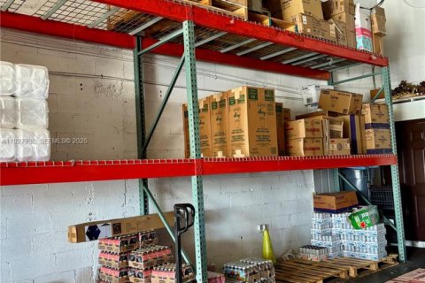 Propiedad comercial en venta en Medley, Florida № 1988159 - foto 12