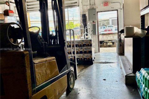 Propiedad comercial en venta en Medley, Florida № 1988159 - foto 8