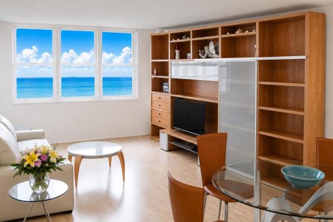 Condo in Pompano Beach, Florida, 1 bedroom № 2247624 - photo 3